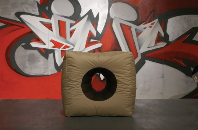 sedežna vreča sit on it